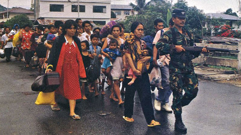 Indonesian military forces evacuate refugees from Ambon during the conflict in 1999 (Photo credit: Ministry of Defense of the Republic of Indonesia)