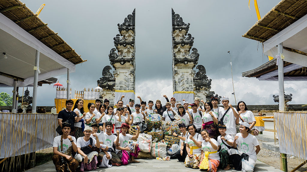 Balinese youth groups conducting a massive cleanup at Bali's most important temple - Pura Besakih