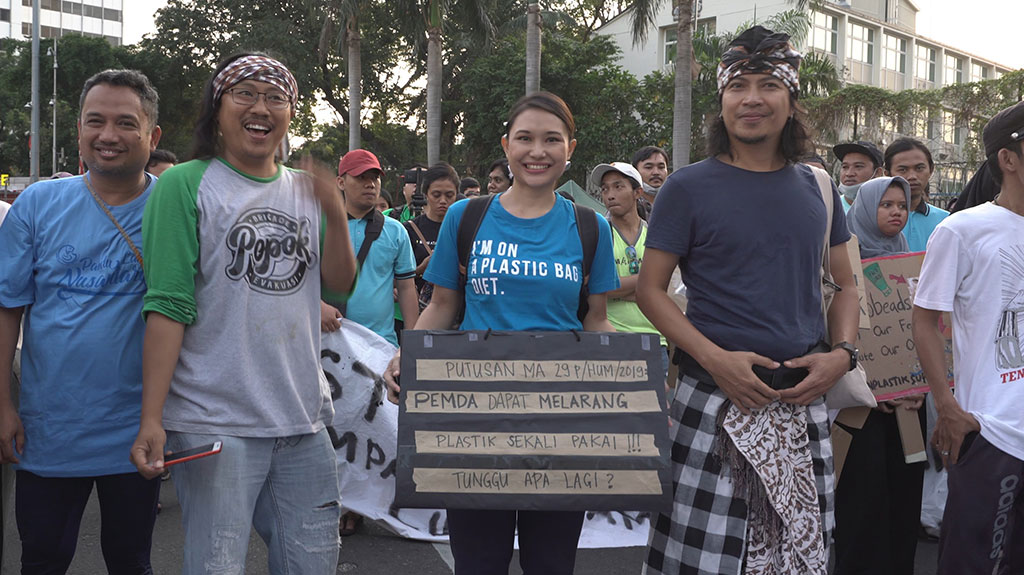 Tiza Mafira at Indonesia's largest Plastic Free march with Gede Robi and Prigi Arisandi