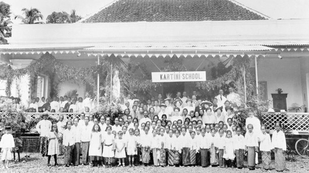 A photograph of Kartini school opening in Bogor on May 2, 1915. Netherlands Archives.