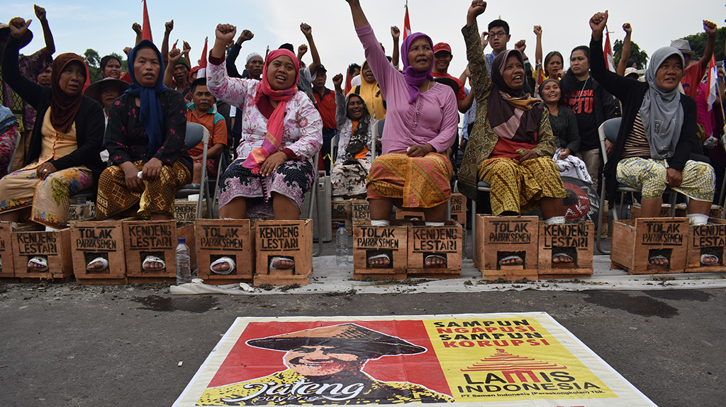 Kartini’s of Kendeng with their feet in cement at a protest in Jakarta, August 2016 (Photo: VOA/Andylala)