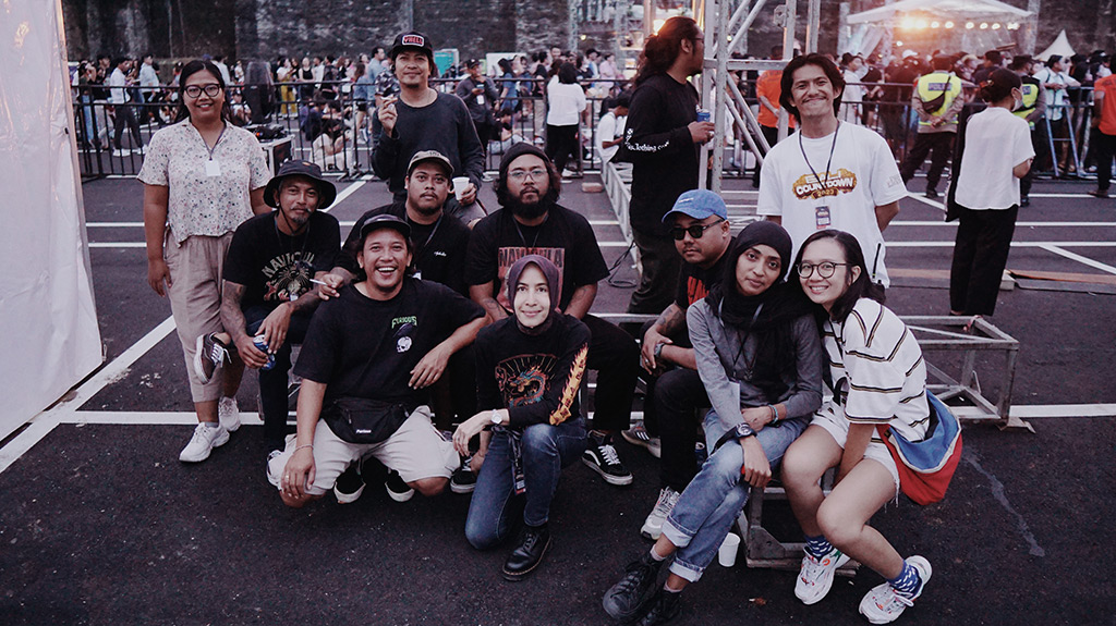 The full crew backstage at a Navicula concert, including Intan, Ira and Sandrina (Navicula archives)